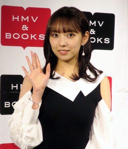 「新内眞衣カレンダー2023」（小学館）の発売記念会見を行った新内眞衣