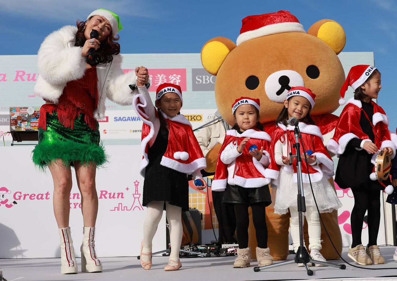 東京・駒沢オリンピック公園で開催された東京グレートサンタランのオープニングを飾る大黒摩季（左端）（撮影・中島郁夫）