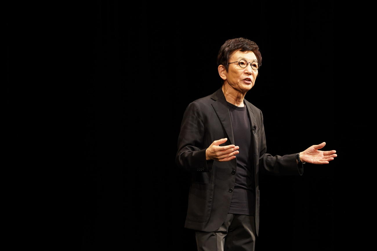 「古舘伊知郎トーキングブルース『言葉2022』」でしゃべる古舘伊知郎