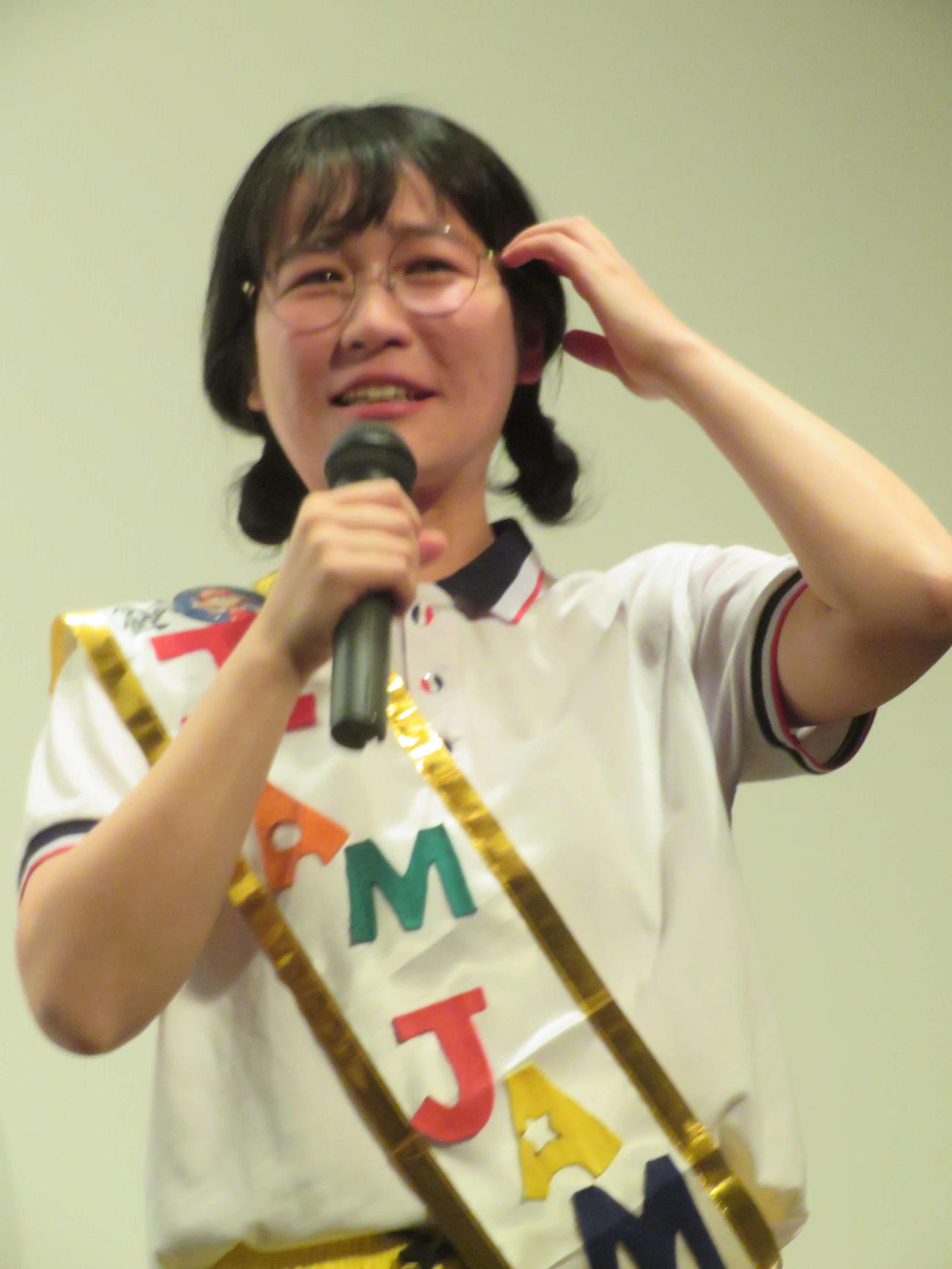 活弁付き新作無声映画「I AM JAM　ピザの惑星危機一髪！」初日舞台あいさつで涙する辻凪子（撮影・村上幸将）