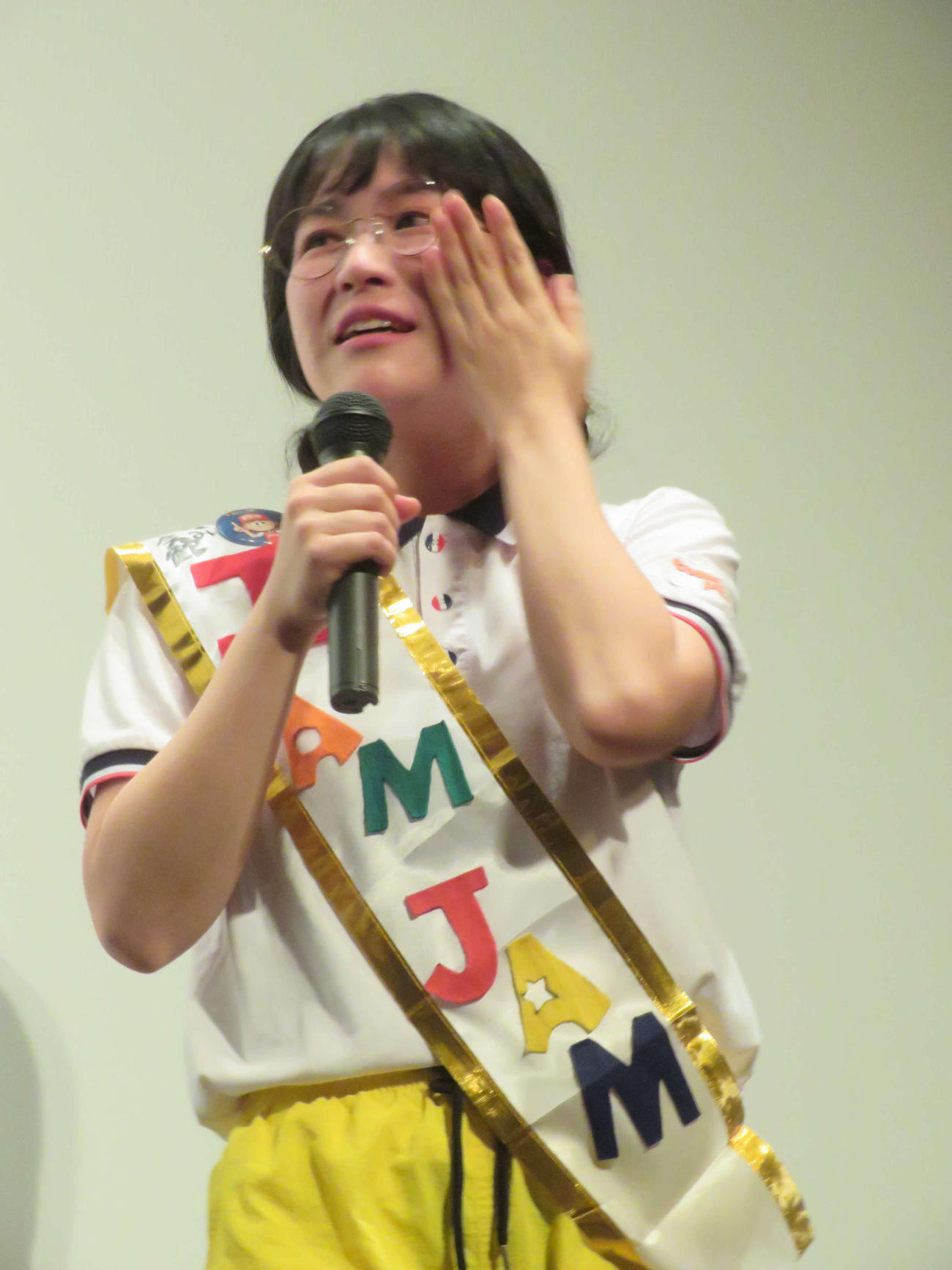 活弁付き新作無声映画「I AM JAM　ピザの惑星危機一髪！」初日舞台あいさつで涙する辻凪子（撮影・村上幸将）