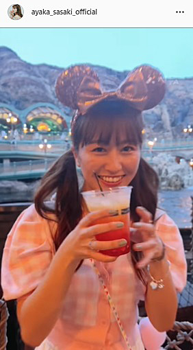 楽しそうにドリンクを飲む佐々木彩夏（佐々木彩夏のインスタグラムより）