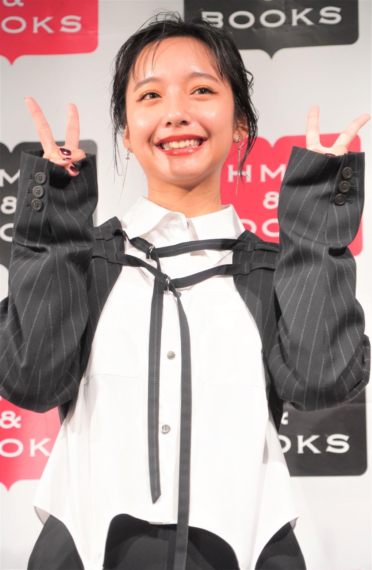 2023年カレンダー発売記念イベントを行った山之内すず（撮影・佐藤成）