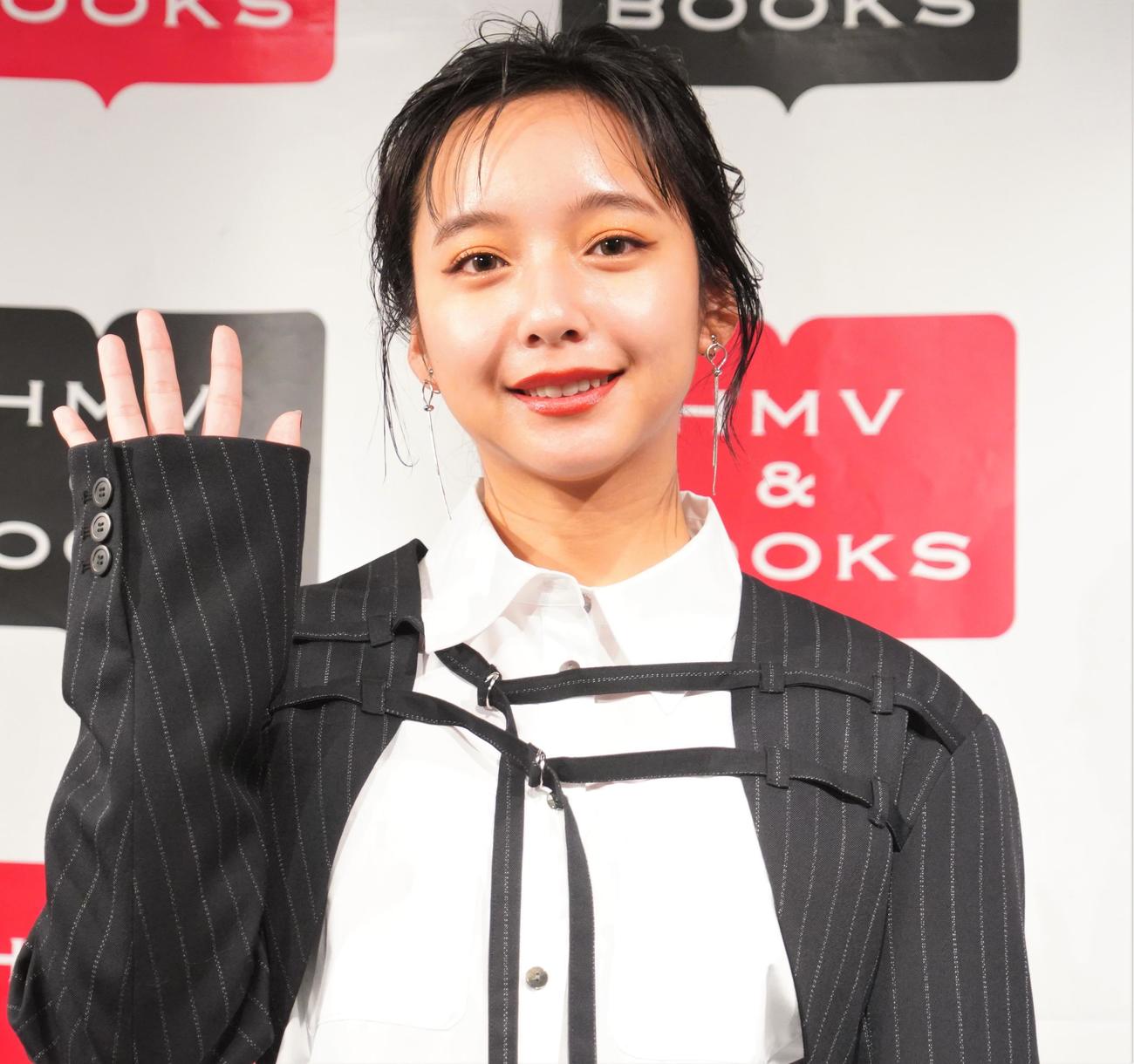 2023年カレンダー発売記念イベントを行った山之内すず（撮影・佐藤成）