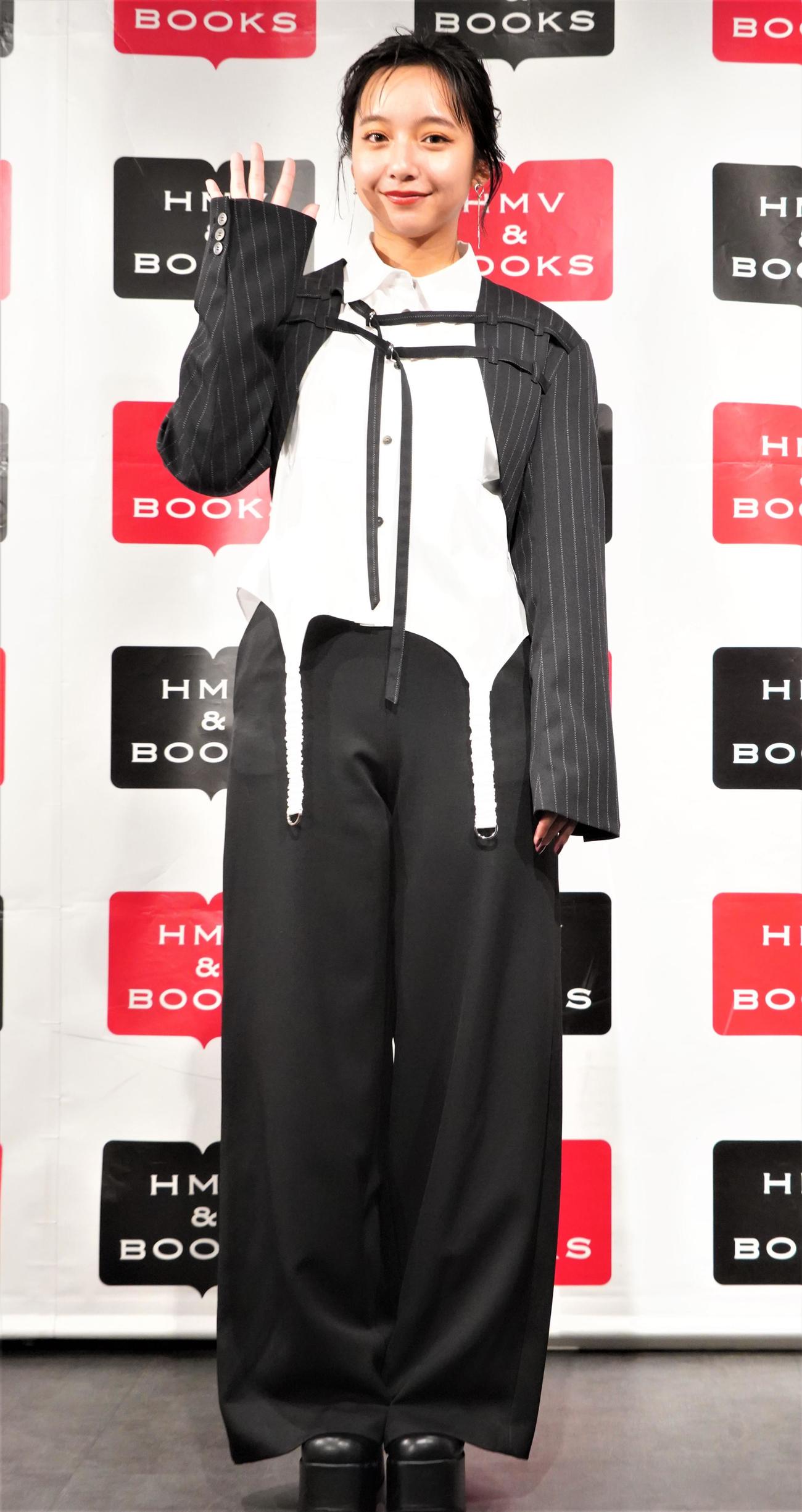 2023年カレンダー発売記念イベントを行った山之内すず（撮影・佐藤成）