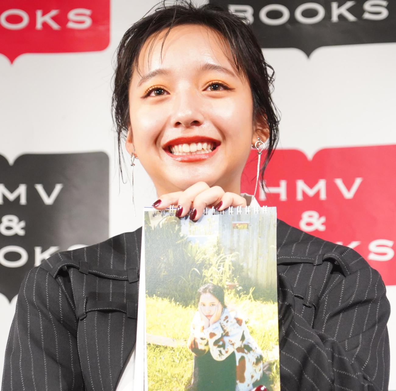 2023年カレンダー発売記念イベントを行った山之内すず（撮影・佐藤成）