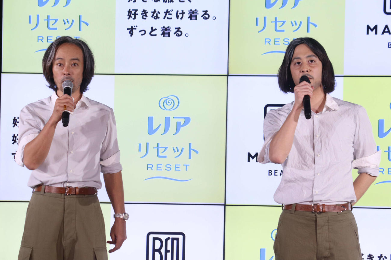 レノアリセットPRイベントに登場した、滝藤賢一（左）と、滝藤のものまねをするお笑いコンビ、ラパルフェの都留拓也（撮影・加藤理沙）
