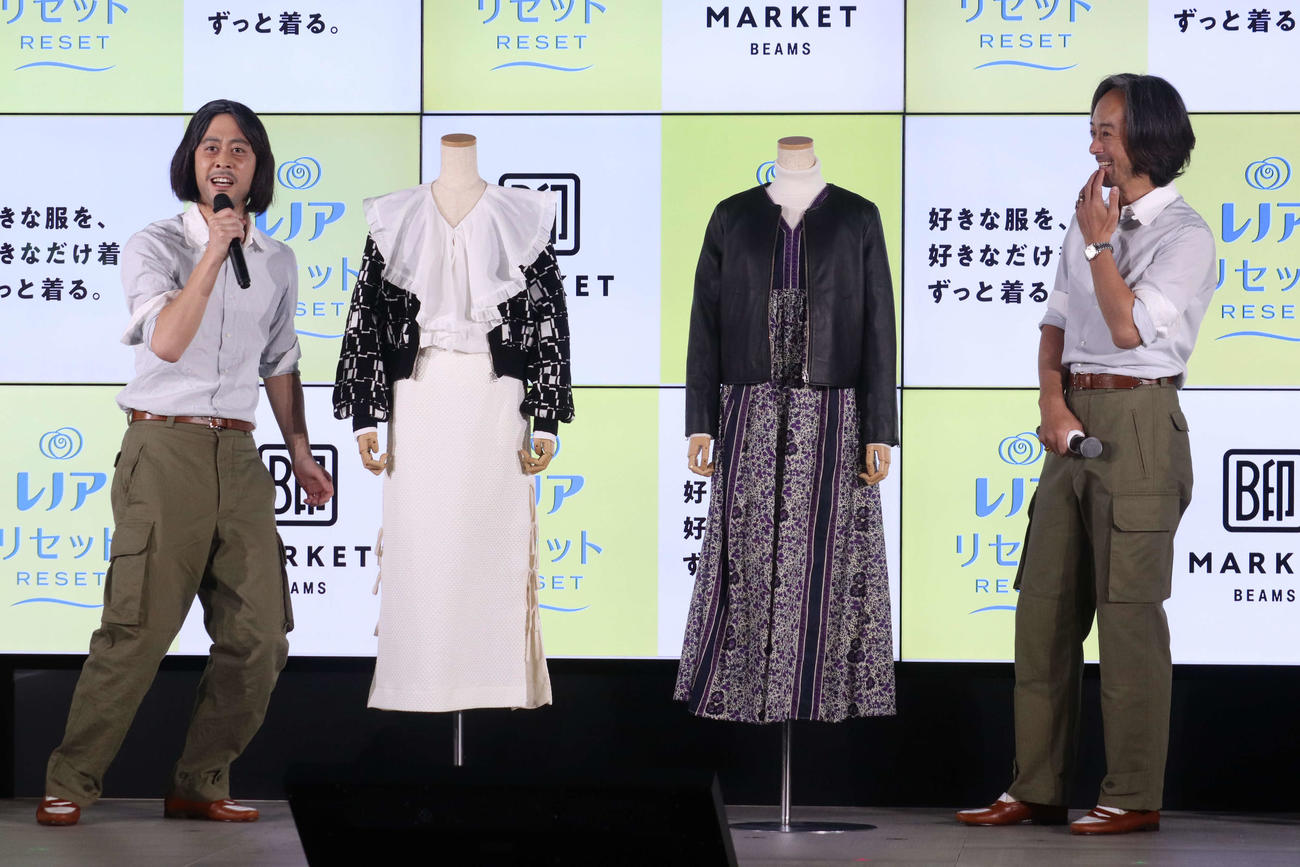 レノアリセットPRイベントでコーディネート対決する滝藤賢一（右）と、滝藤のものまねをするお笑いコンビ、ラパルフェの都留拓也（撮影・加藤理沙）
