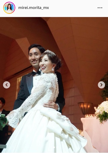 結婚式を挙げる内山靖崇と森田美礼キャスター（森田美礼のインスタグラムより）