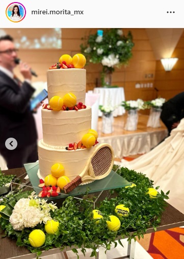 テニスボールとラケットのデコレーションもされたケーキ（森田美礼のインスタグラムより）
