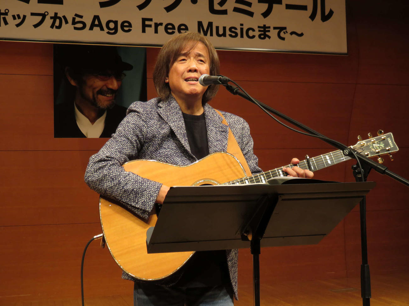 新井満さんの「ラストワルツ」を歌唱する三浦和人