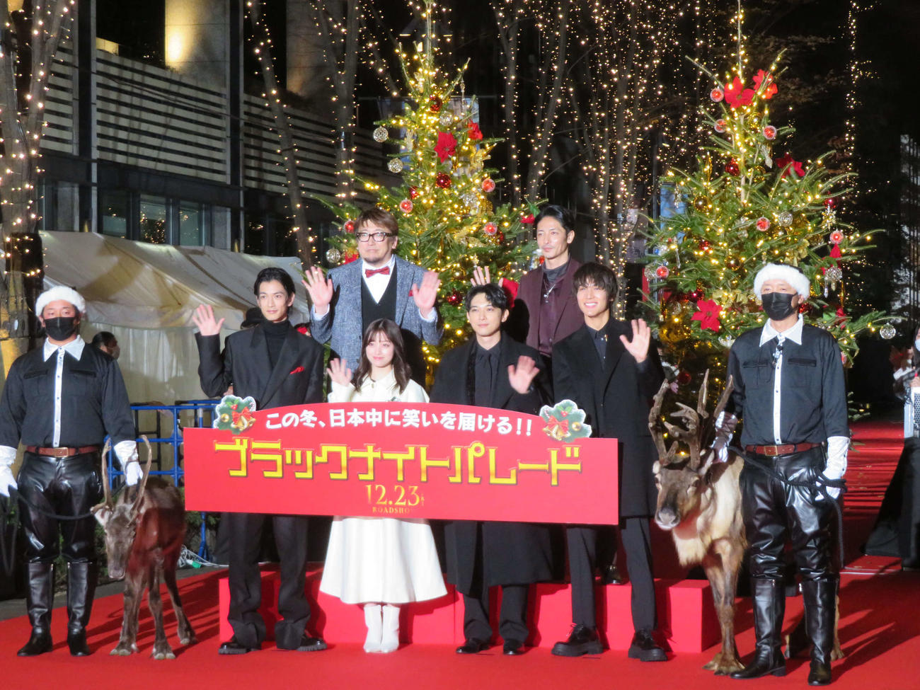 映画「ブラックナイトパレード」レッドカーペットに参加した、左から福田雄一監督、渡邊圭祐、橋本環奈、吉沢亮、中川大志、玉木宏（撮影・村上幸将）