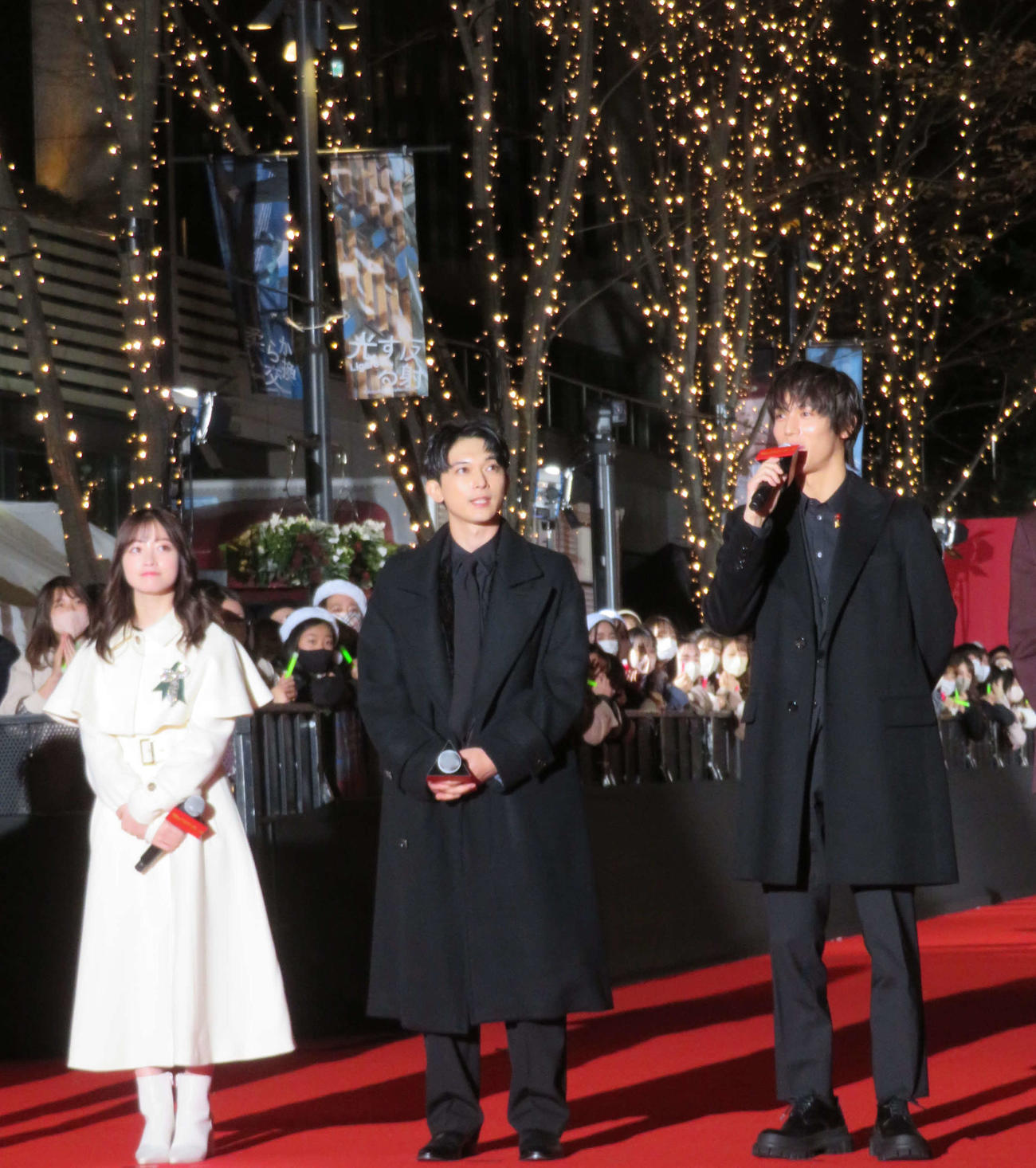 映画「ブラックナイトパレード」レッドカーペットに参加した、左から橋本環奈、吉沢亮、中川大志（撮影・村上幸将）