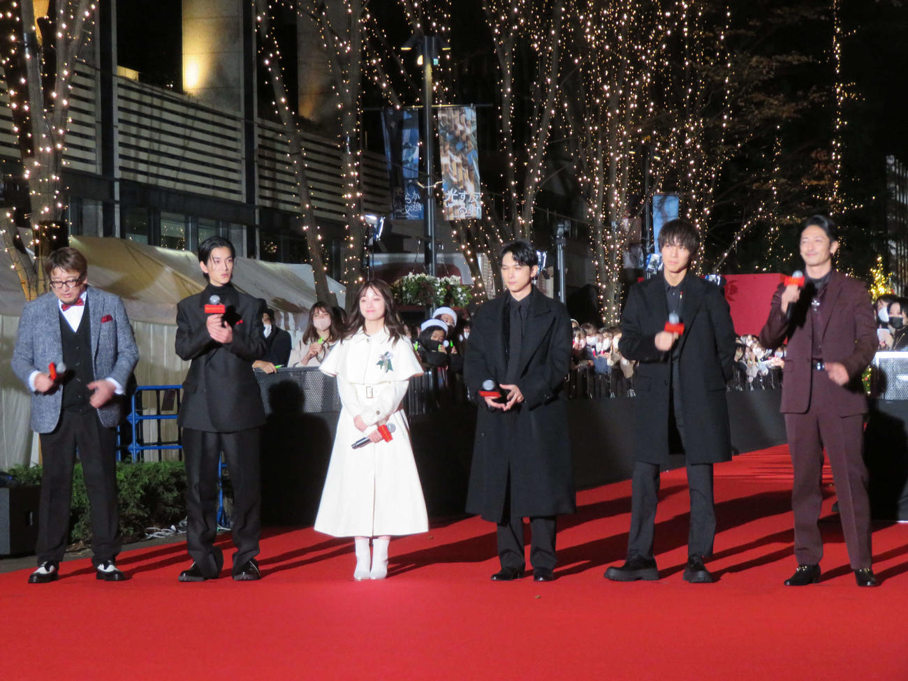 映画「ブラックナイトパレード」レッドカーペットに参加した、左から福田雄一監督、渡邊圭祐、橋本環奈、吉沢亮、中川大志、玉木宏（撮影・村上幸将）