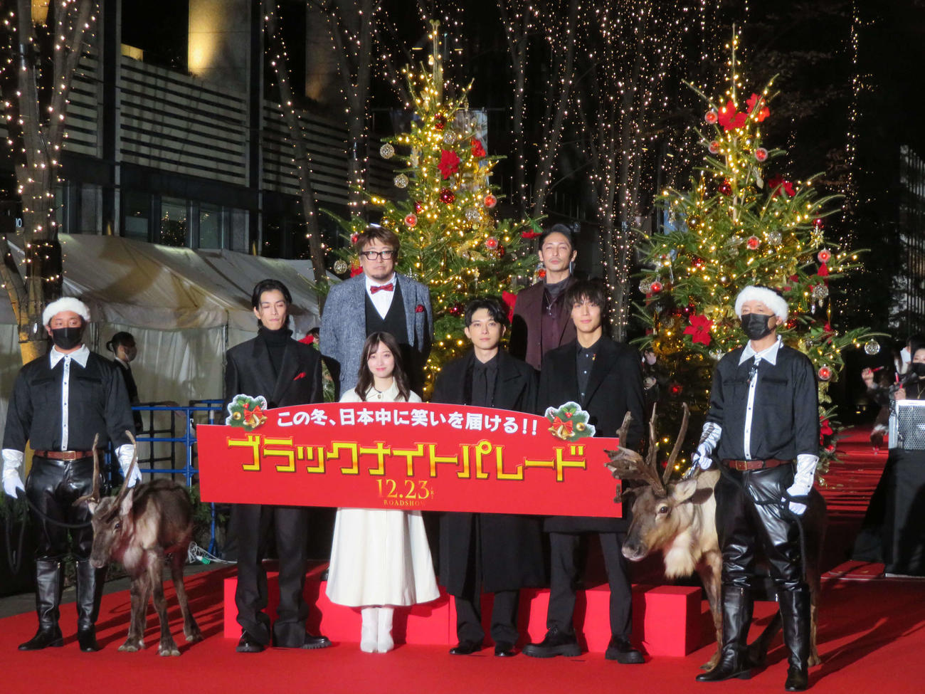 映画「ブラックナイトパレード」レッドカーペットに参加した、左から福田雄一監督、渡邊圭祐、橋本環奈、吉沢亮、中川大志、玉木宏（撮影・村上幸将）