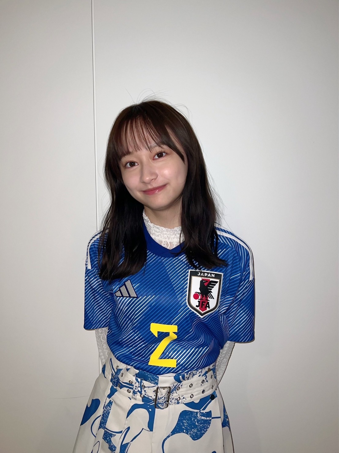 サッカー日本代表のユニホーム姿でファンとの「オンラインミート＆グリート（個別トーク会）」に臨んだ日向坂46影山優佳