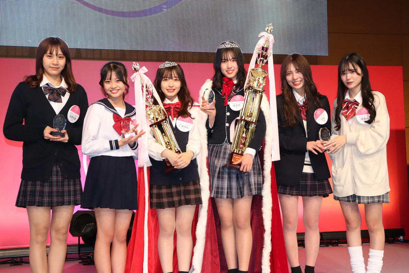 「女子高生ミスコン2022」で各賞を受賞した、ファイナリスト。左から4人目はグランプリの山口県出身の高校1年生、はるちさん（撮影・加藤理沙）