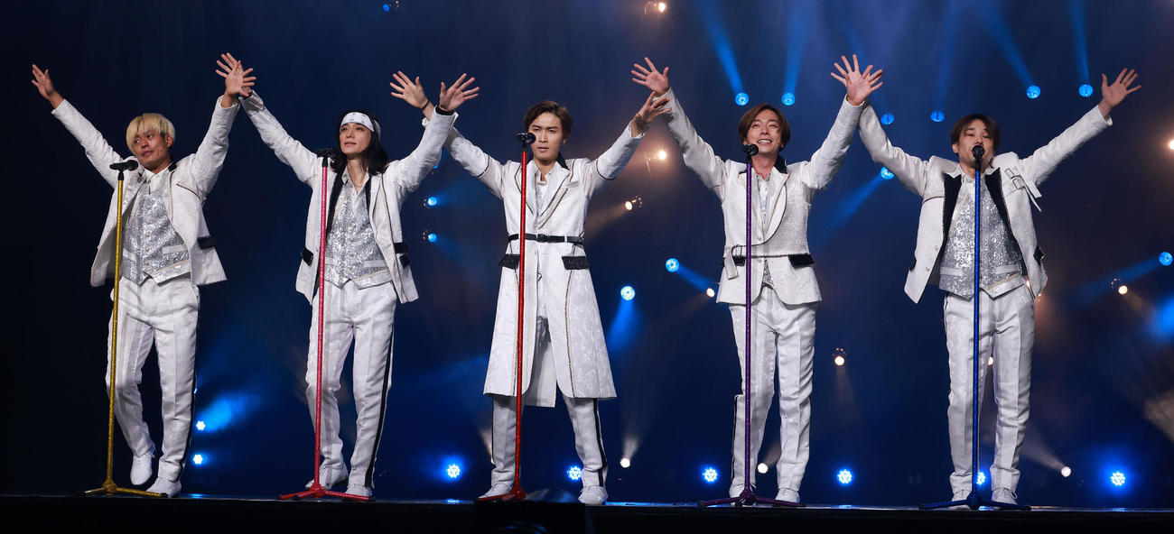 舞台「ジャニーズ伝説2022」のゲネプロで熱唱するA．B．C－Zの、左から塚田僚一、戸塚祥太、橋本良亮、河合郁人、五関晃一（撮影・中島郁夫）
