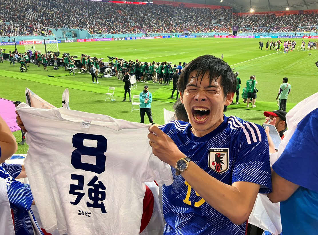 日本代表にエールを送ったカカロニのすがや（本人ツイッターから）