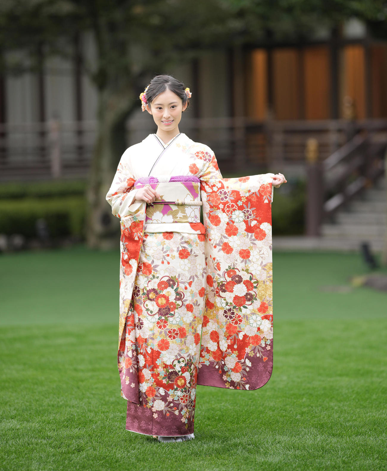 「オスカープロモーション2023年新春晴れ着撮影会」で晴れ着姿を披露する井本彩花（撮影・垰建太）
