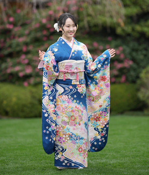 「オスカープロモーション2023年新春晴れ着撮影会」で晴れ着姿を披露する本田望結（撮影・垰建太）