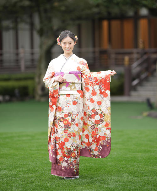 「オスカープロモーション2023年新春晴れ着撮影会」で晴れ着姿を披露する井本彩花（撮影・垰建太）