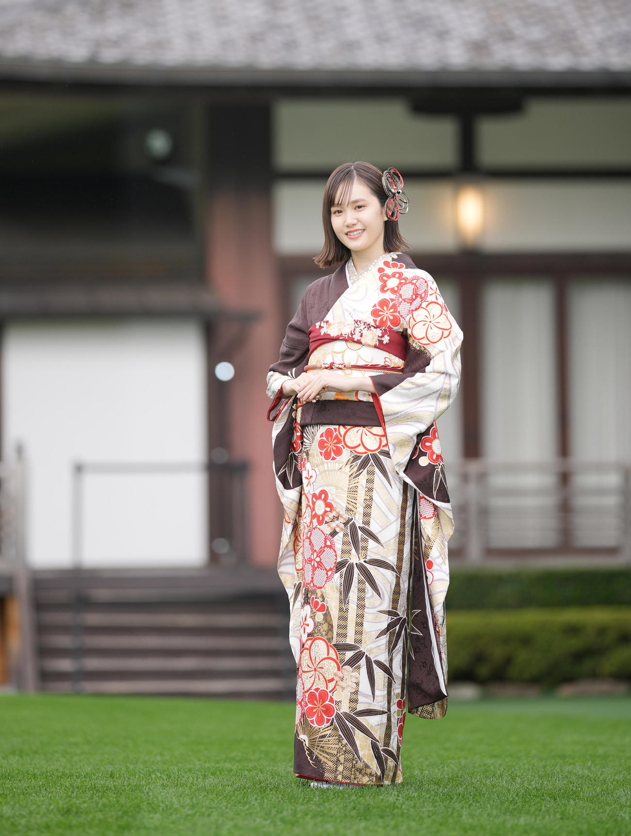 「オスカープロモーション2023年新春晴れ着撮影会」で晴れ着姿を披露する尾碕真花（撮影・垰建太）