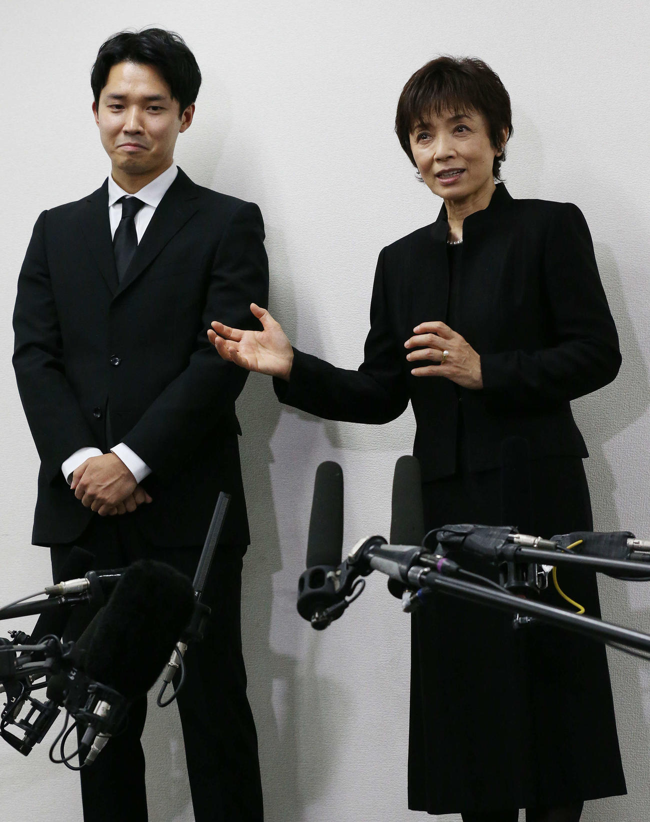亡くなった渡辺徹さんとの思い出を語る渡辺裕太（左）と榊原郁恵（撮影・宮地輝）