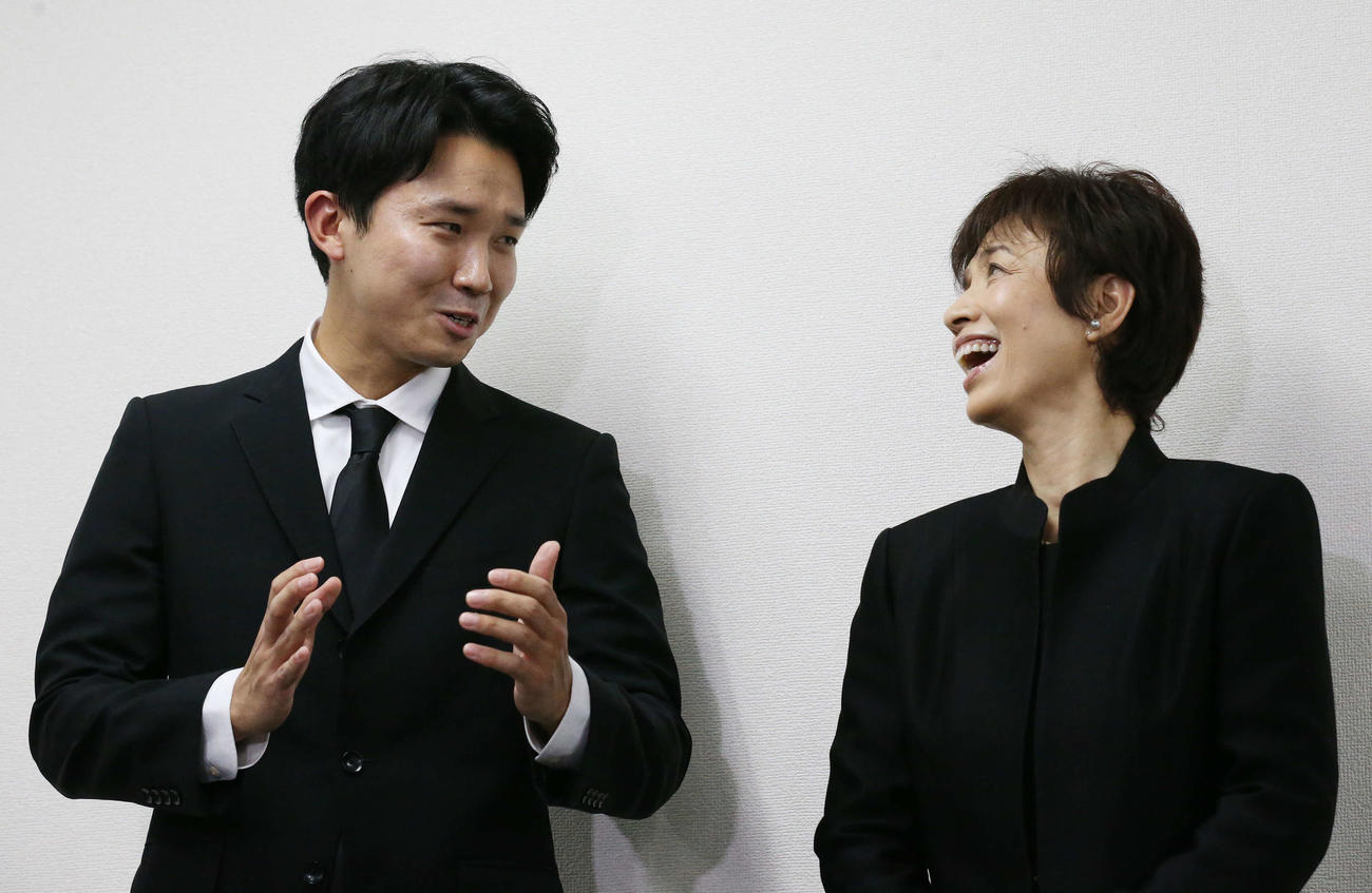 亡くなった渡辺徹さんとの思い出を笑顔で語る渡辺裕太（左）と榊原郁恵（撮影・宮地輝）