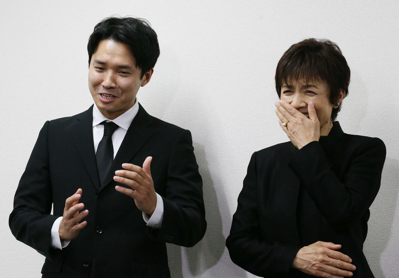 亡くなった渡辺徹さんとの思い出を笑顔で語る渡辺裕太（左）と榊原郁恵（撮影・宮地輝）
