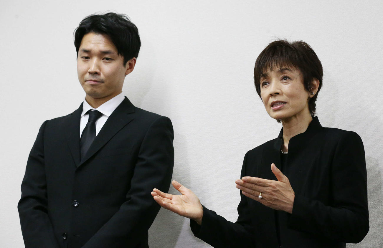 亡くなった渡辺徹さんとの思い出を語る渡辺裕太（左）と榊原郁恵（撮影・宮地輝）