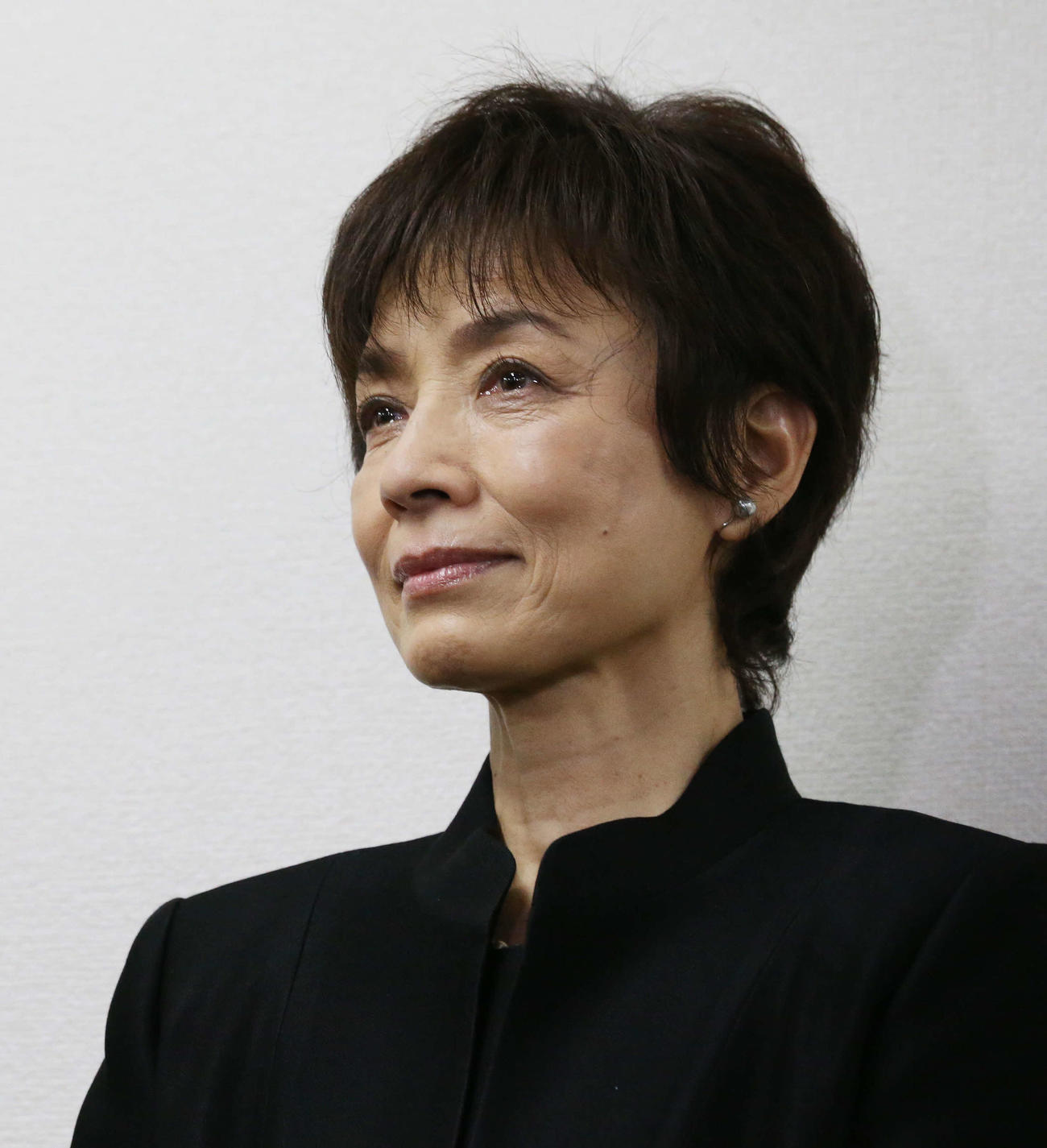 目に涙を浮かべる榊原郁恵（撮影・宮地輝）