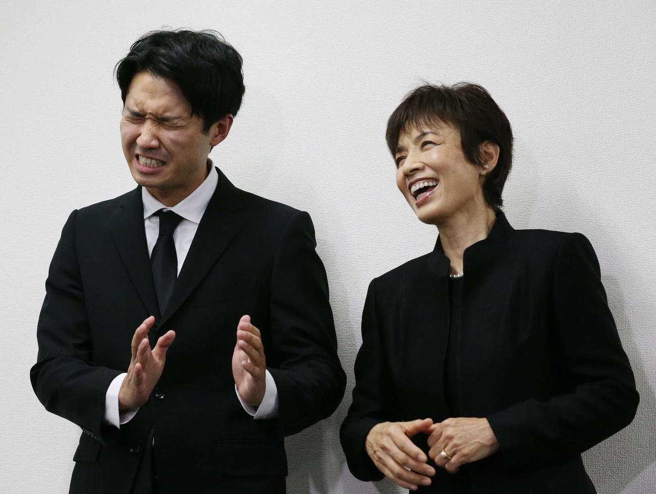 亡くなった渡辺徹さんとの思い出を笑顔で語る渡辺裕太（左）と榊原郁恵（撮影・宮地輝）
