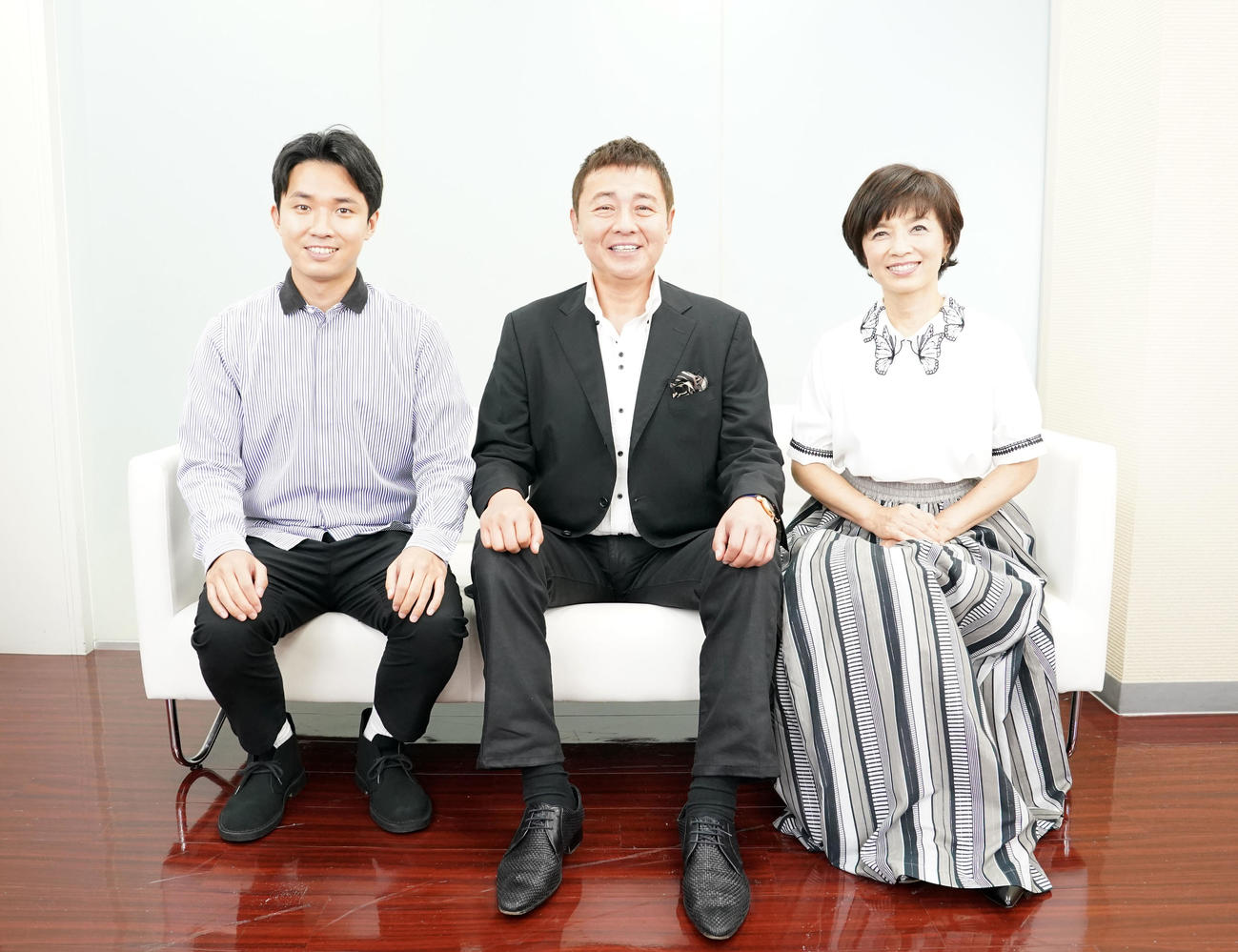 左から渡辺裕太、渡辺徹さん、榊原郁恵（2021年7月撮影）