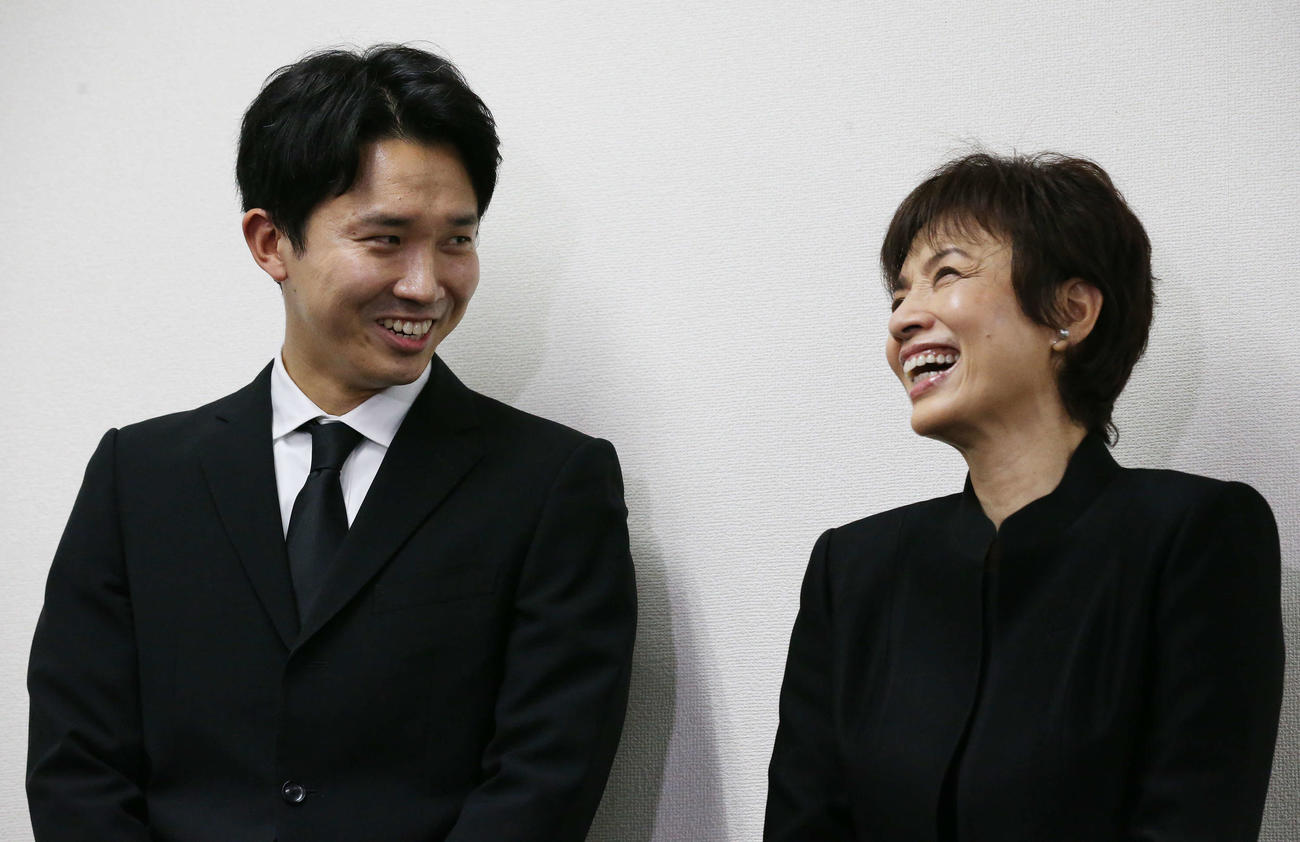 亡くなった渡辺徹さんとの思い出を笑顔で語る渡辺裕太（左）と榊原郁恵（撮影・宮地輝）