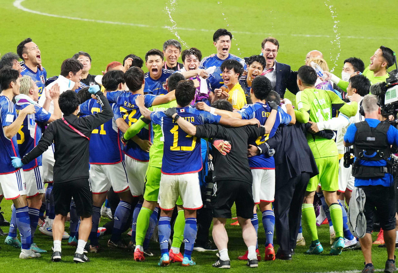12月1日、スペイン戦に勝利し円陣で勝利を喜ぶ日本代表の選手たち