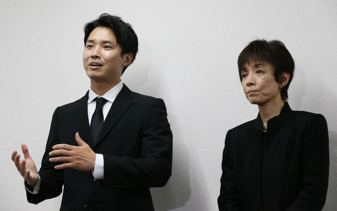 亡くなった渡辺徹さんとの思い出を語る渡辺裕太（左）と榊原郁恵（撮影・宮地輝）