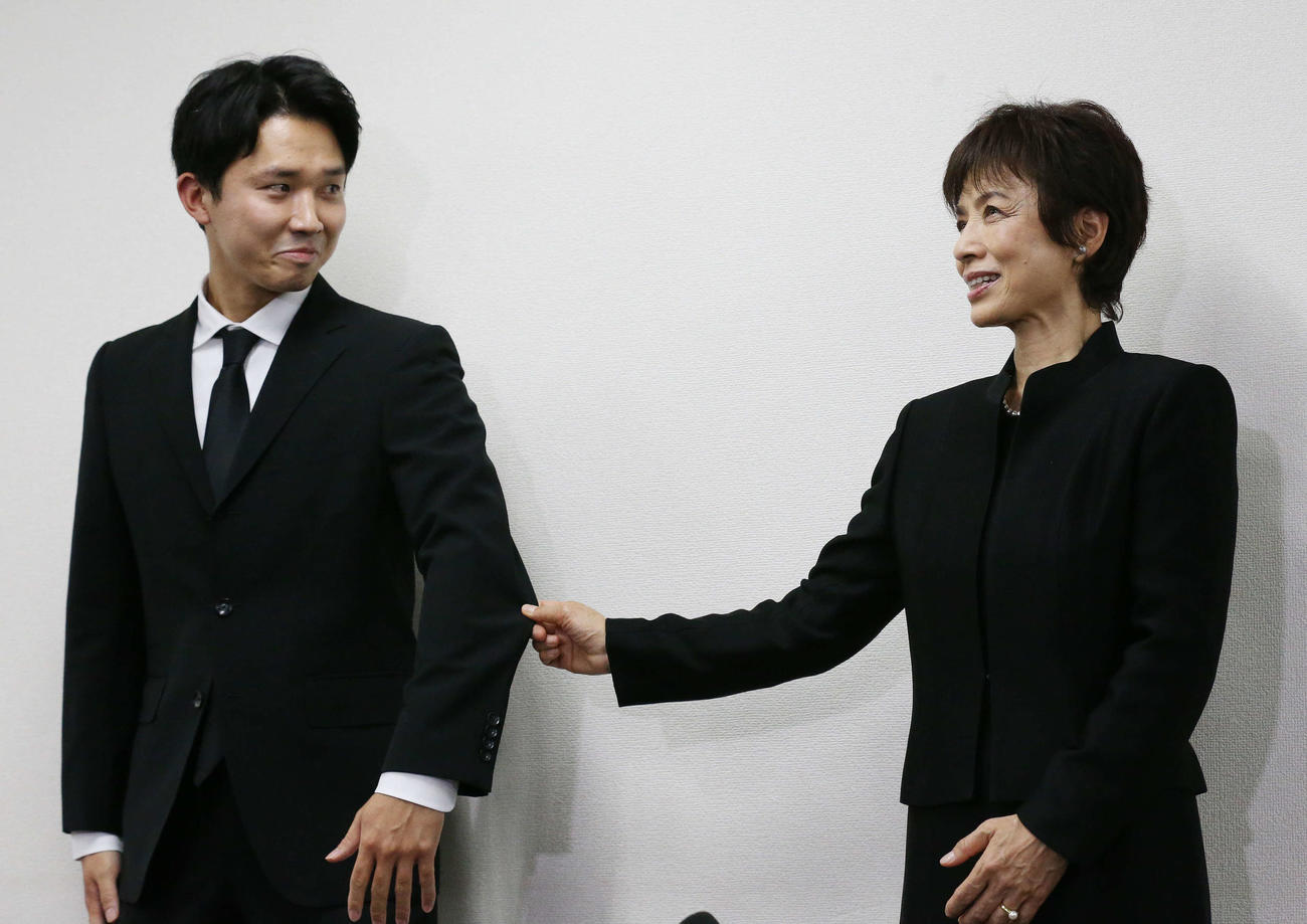 渡辺徹さんが歌う「約束」が流れ、会見を後にしようとする渡辺裕太（左）を止める榊原郁恵（撮影・宮地輝）