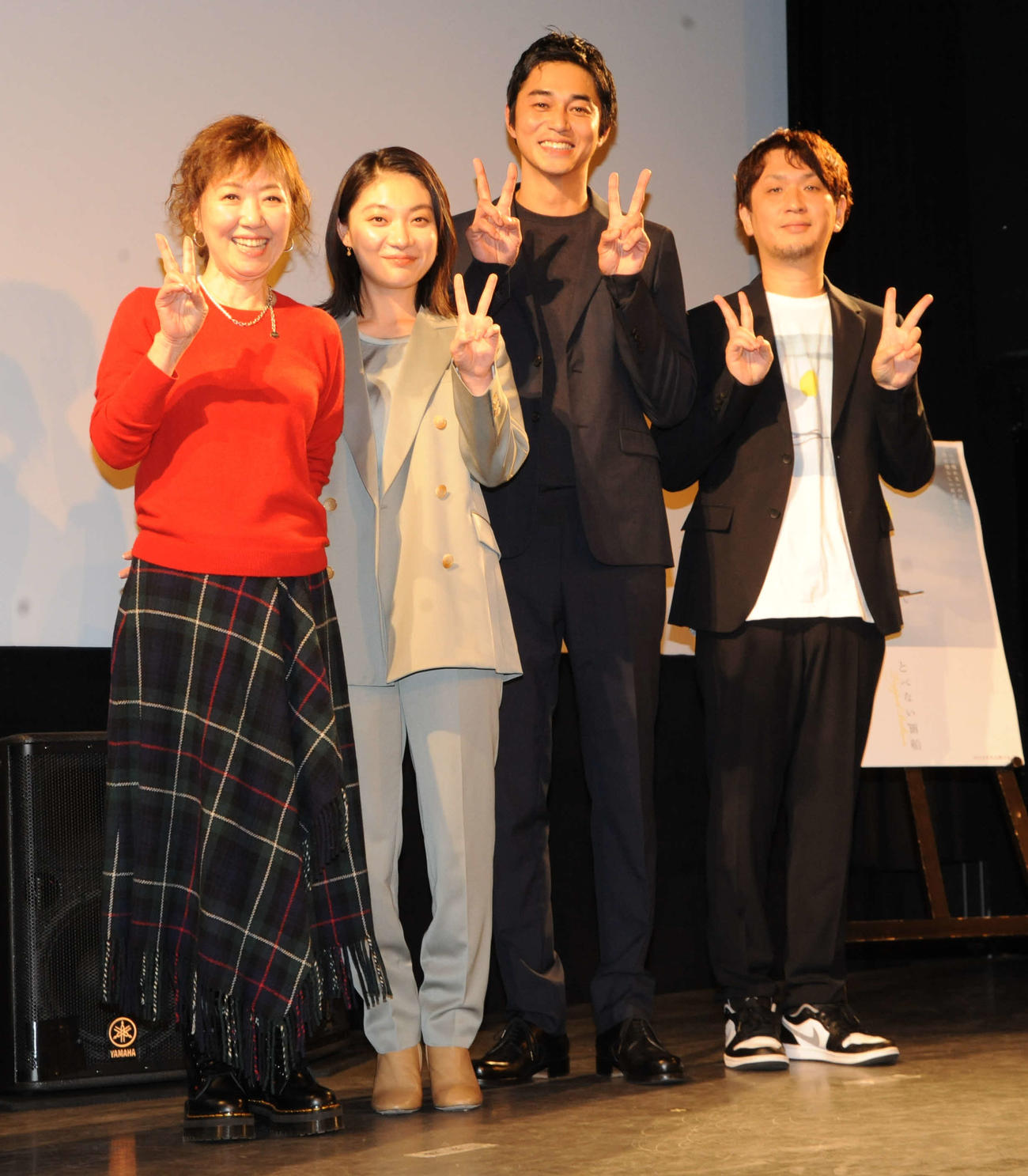 映画「とべない風船」の完成披露上映会に出席した、左から浅田美代子、三浦透子、東出昌大、宮川博至監督（撮影・松尾幸之介）