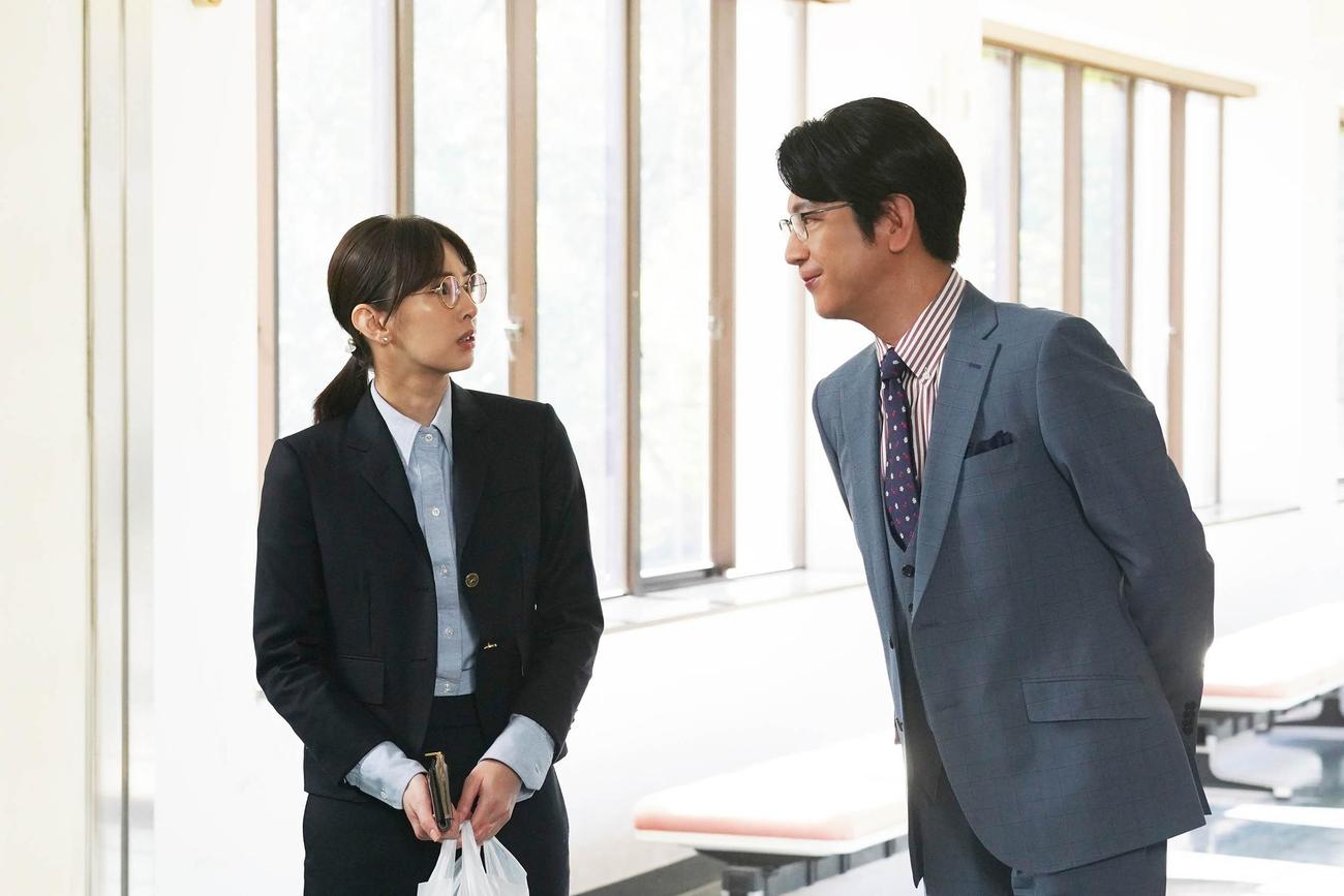 「女神の教室～リーガル青春白書～」に出演する北川景子と及川光博（C）フジテレビ