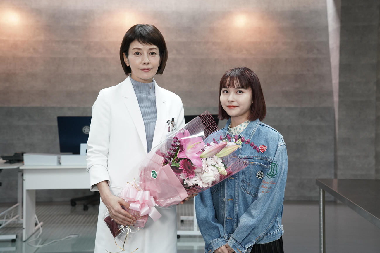 「科捜研の女」に主演する沢口靖子（左）と、主題歌を歌う坂口有望