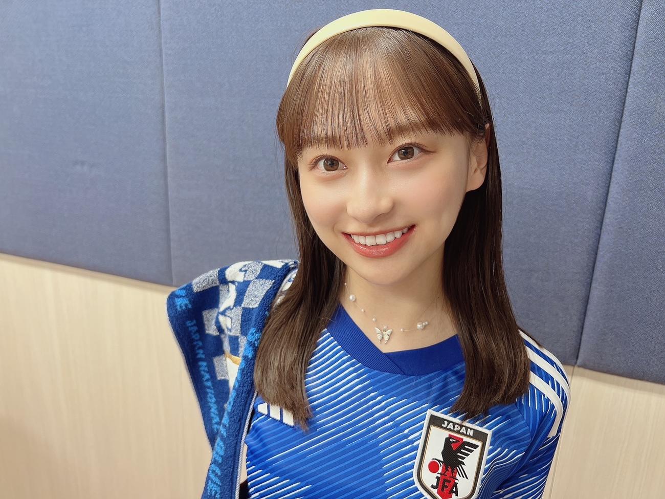 サッカー日本代表のユニホーム姿で笑顔を見せる日向坂46影山優佳