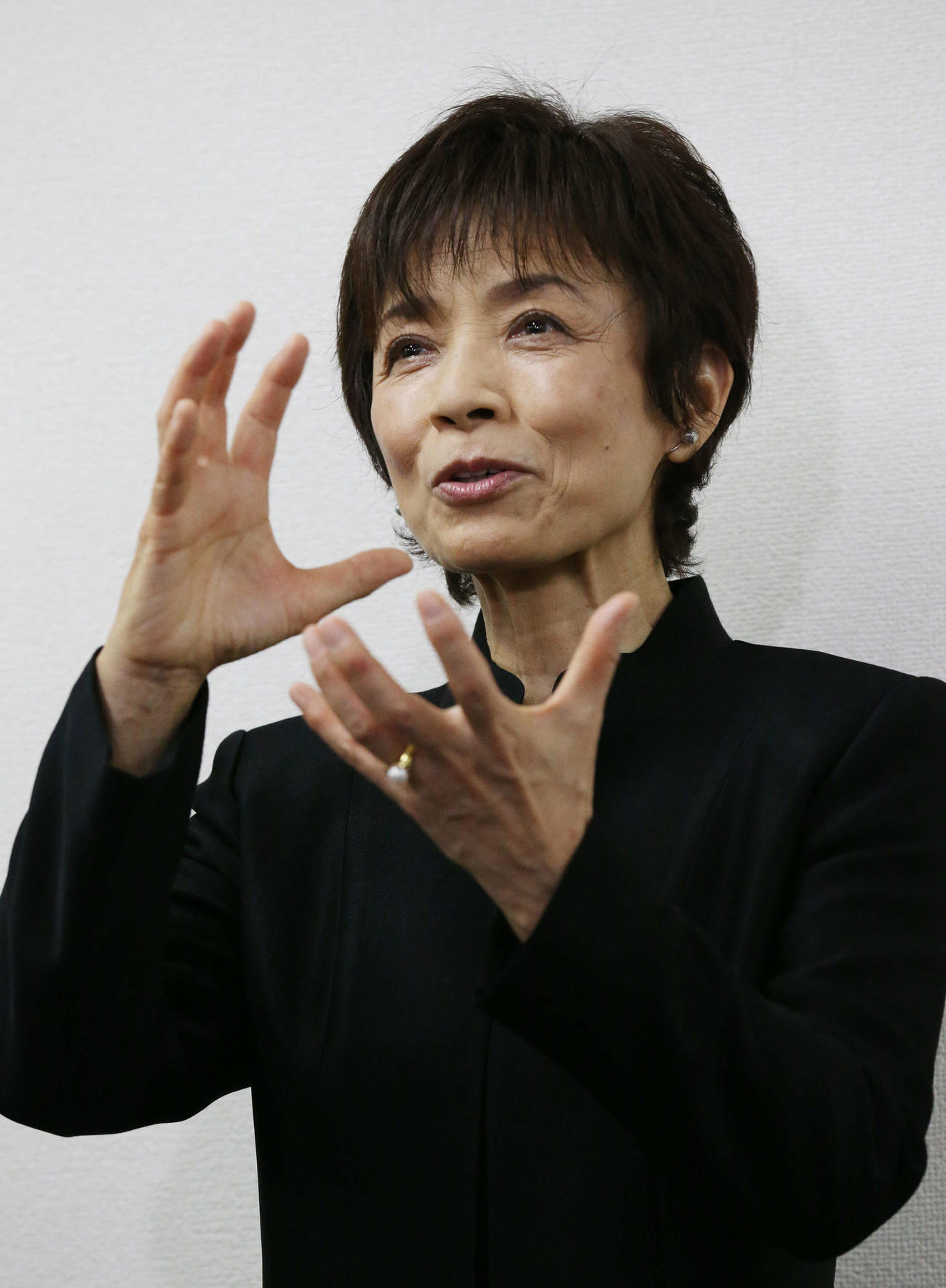 亡くなった渡辺徹さんの棺におにぎりをたくさん入れたことを明かす榊原郁恵（撮影・宮地輝）