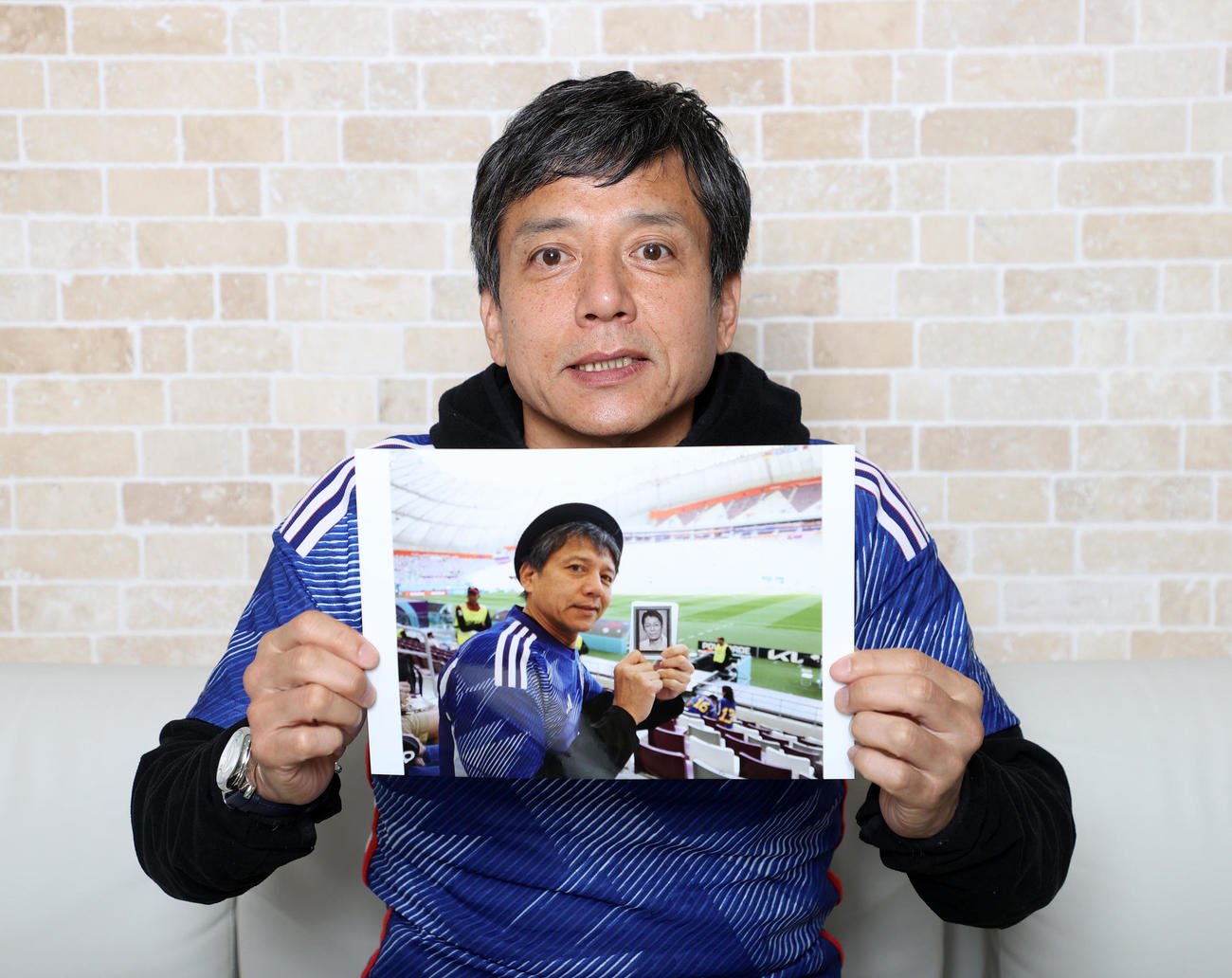 W杯カタール大会の写真を手にする勝村政信（2022年11月26日撮影）