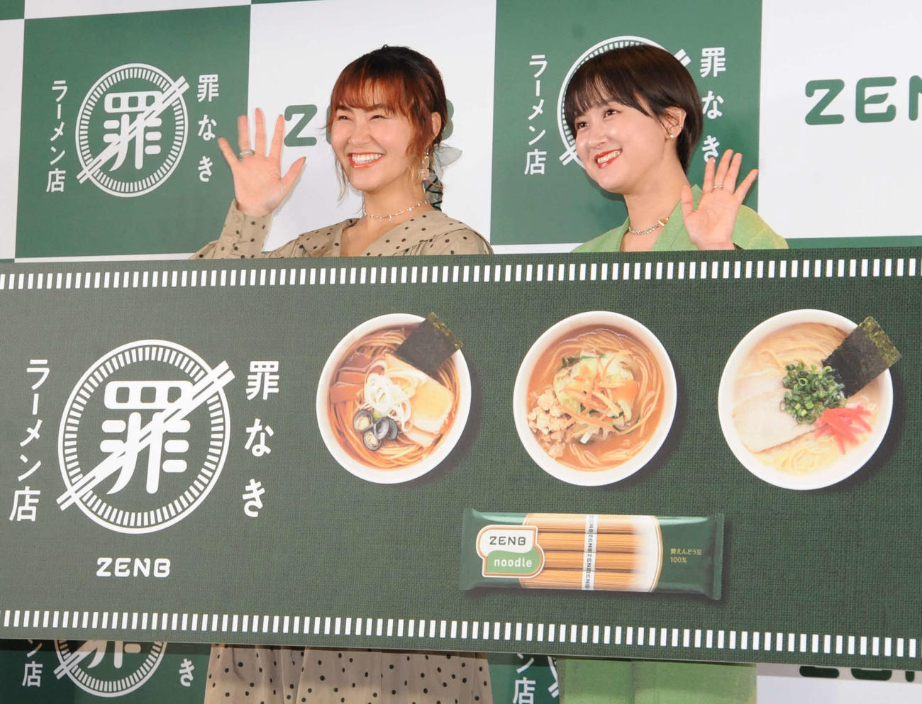 ZENB「罪なきラーメン店」オープン記念イベントに出席した、お笑いコンビ、ラランドのサーヤ（右）とプロフィギュアスケーターの村上佳菜子（撮影・松尾幸之介）