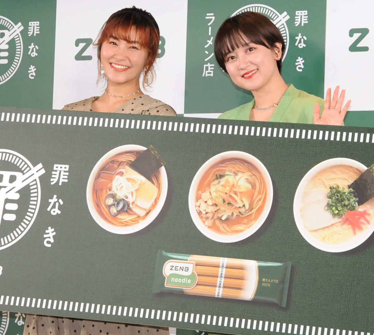 ZENB「罪なきラーメン店」オープン記念イベントに出席した、お笑いコンビ、ラランドのサーヤ（右）とプロフィギュアスケーターの村上佳菜子（撮影・松尾幸之介）