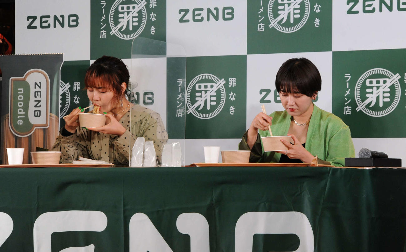ZENB「罪なきラーメン店」オープン記念イベントに出席した、お笑いコンビ、ラランドのサーヤ（右）とプロフィギュアスケーターの村上佳菜子（撮影・松尾幸之介）