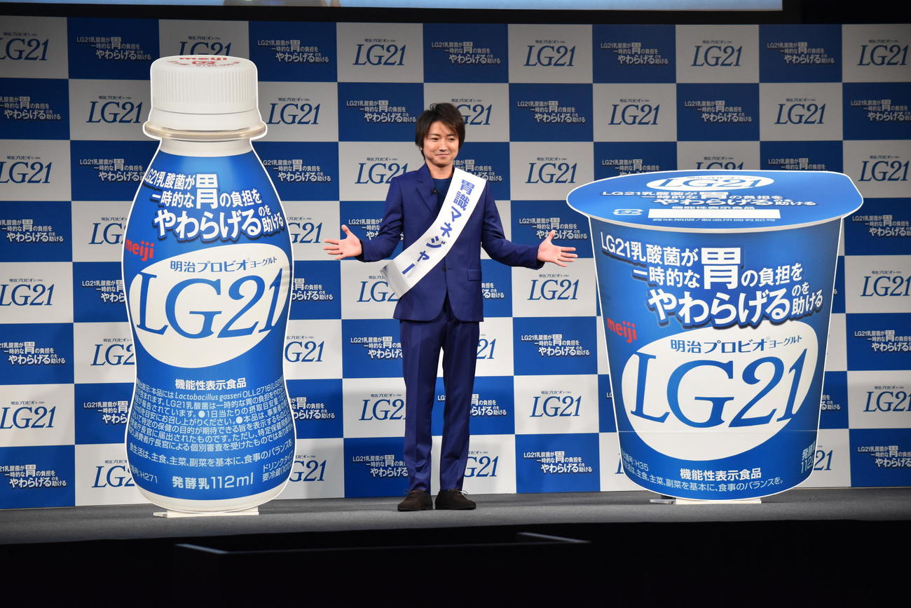 リニューアルされた「明治プロビオヨーグルトLG21」を紹介する藤原竜也