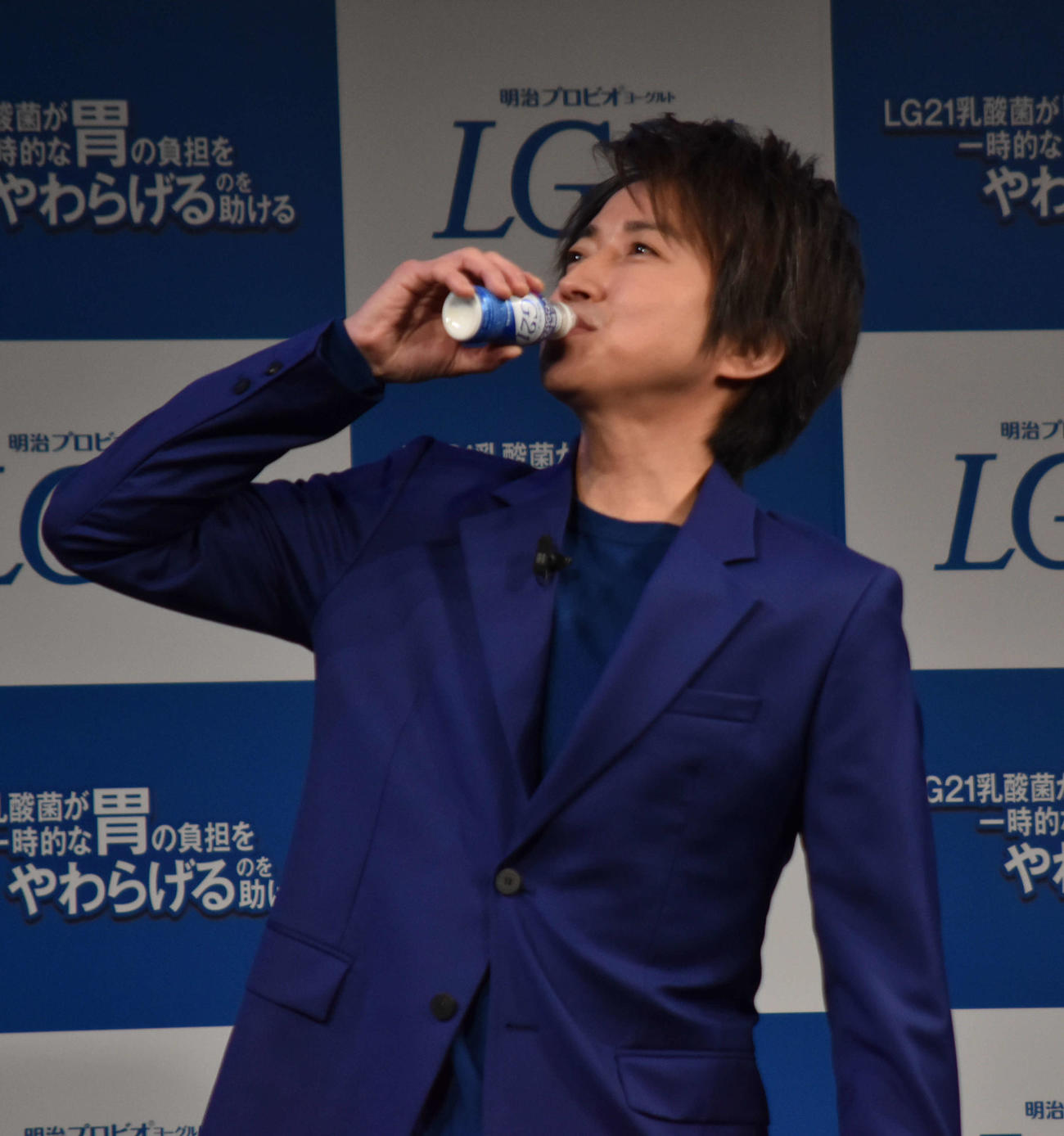 リニューアルされた「明治プロビオヨーグルトLG21」を試飲する藤原竜也
