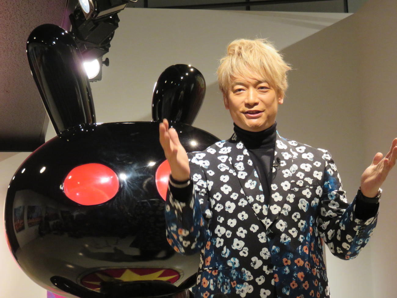 個展開催前に会見した香取慎吾